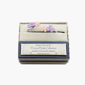Equilibrium Schmuck in der Geschenkbox VE=2 - E45-204717 EQ Armband versilbert mit 4 Blumen in rosa und lila, Größe Armband ca. 6x6cm anpassbar durch Biegung