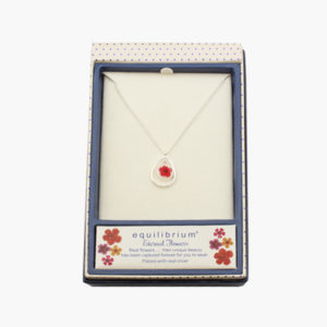 Equilibrium Schmuck in der Geschenkbox VE=2 - E67-299418 EQ - Kette versilbert mit Anhänger Tropfen mit roter echter Blume eingegossen in der Geschenkbox